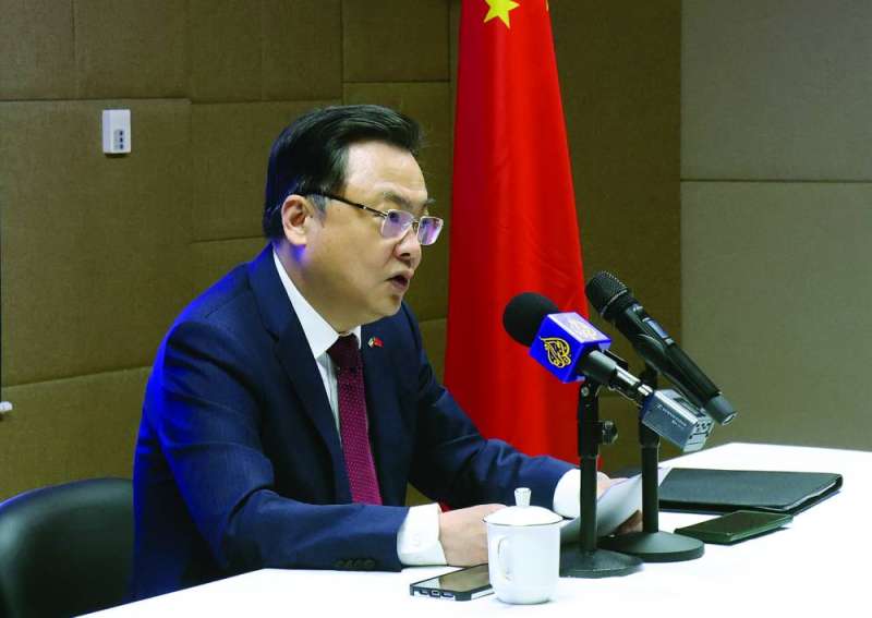 السفير الصيني متحدثاً في المؤتمر الصحافي 