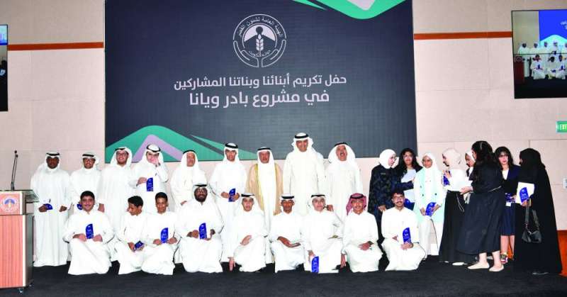 


الوزير الرقبة والبرجس ومسؤولو هيئة القصّر مع المكرمين	 (تصوير نايف العقلة) 