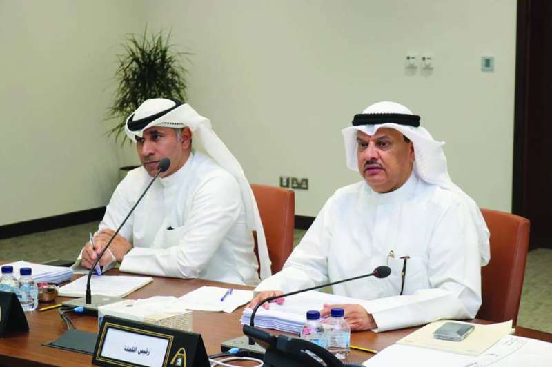 نصار بن مهيني مترئساً اجتماع لجنة محافظة الأحمدي 