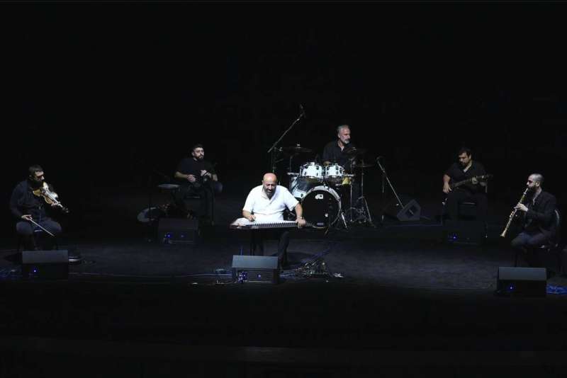 


دوغان مع فرقته الموسيقية 