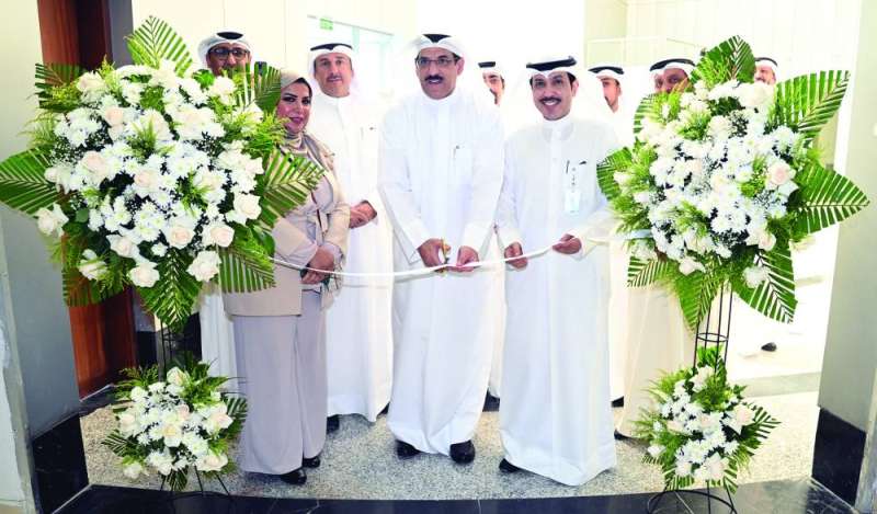 الاستاد يقص شريط افتتاح مركز خدمات المواطنين في صباح الأحمد السكنية (تصوير نايف العقلة)