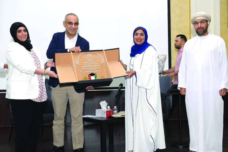 الجسار مكرماً السيفي في ختام الأمسية 