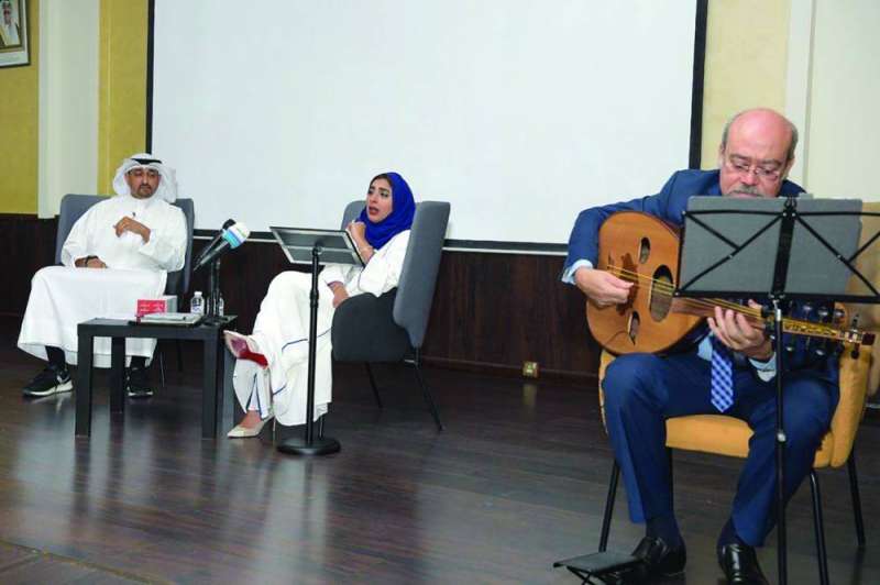 عائشة السيفي تلقي قصائدها على أنغام العود 