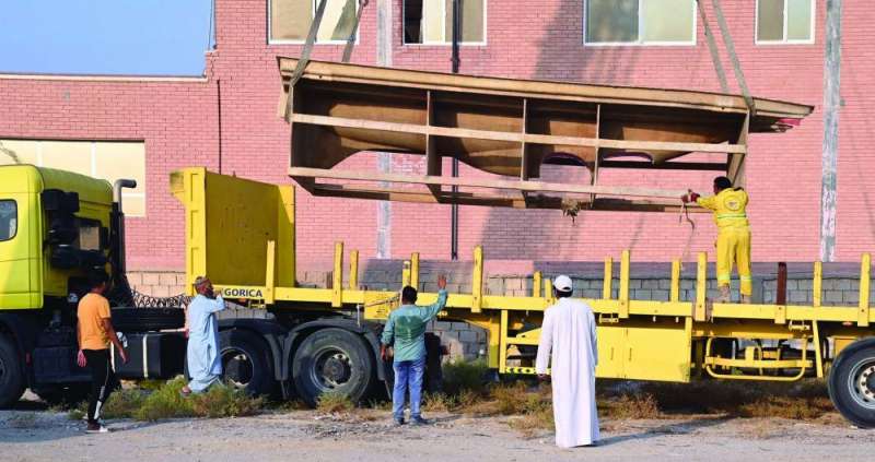 


رفع قارب مهمل 