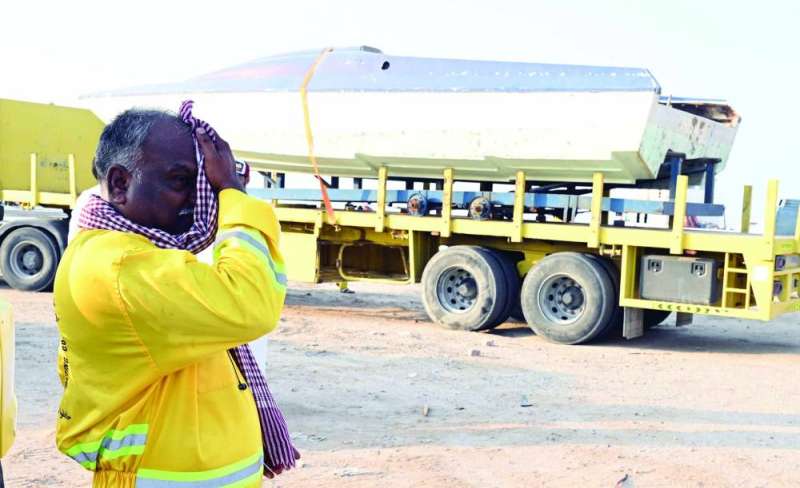 


عامل نظافة مشارك في عملية الإزالة... يجفف عرقه	 (تصوير نايف العقلة) 