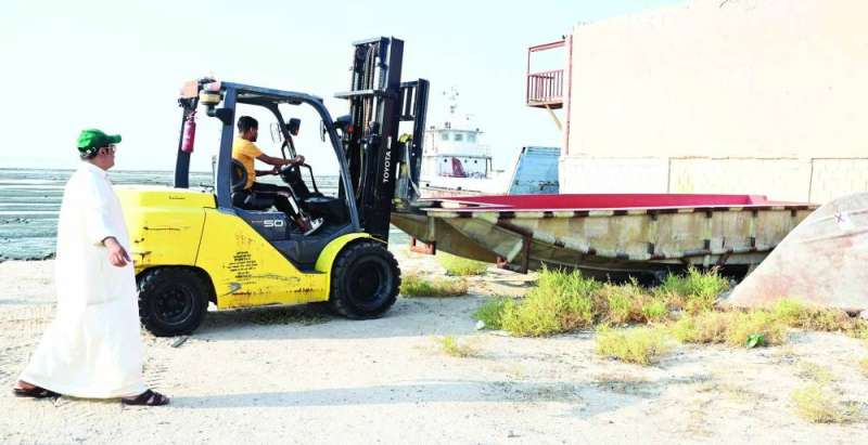  جانب من إزالة القوارب المهملة 