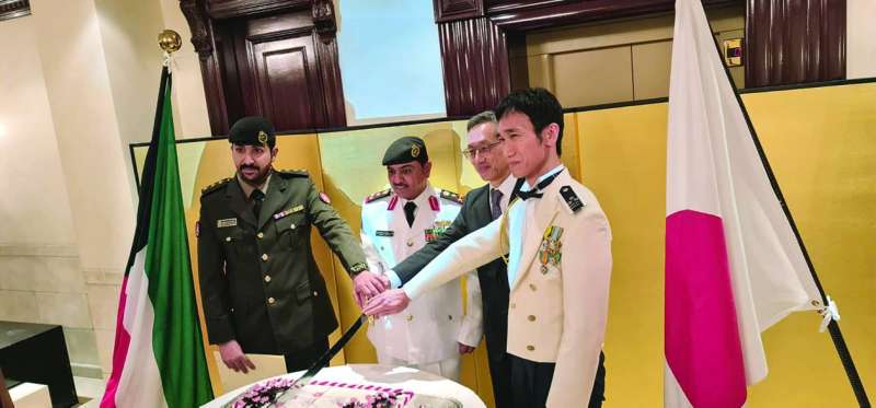 


العميد العتيبي مشاركاً السفير الياباني قص قالب الحلوى 