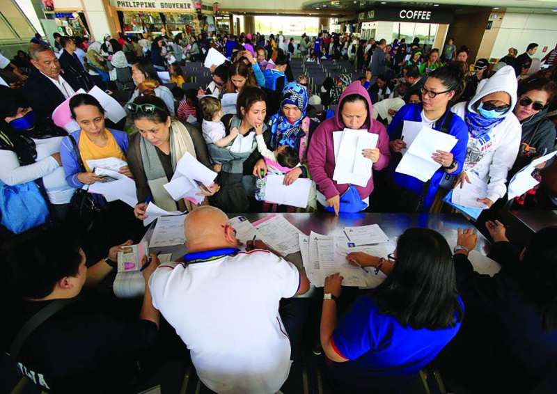 


صورة أرشيفية لعاملات فيلبينيات يقدمن أوراقهن للعمل في الخارج 