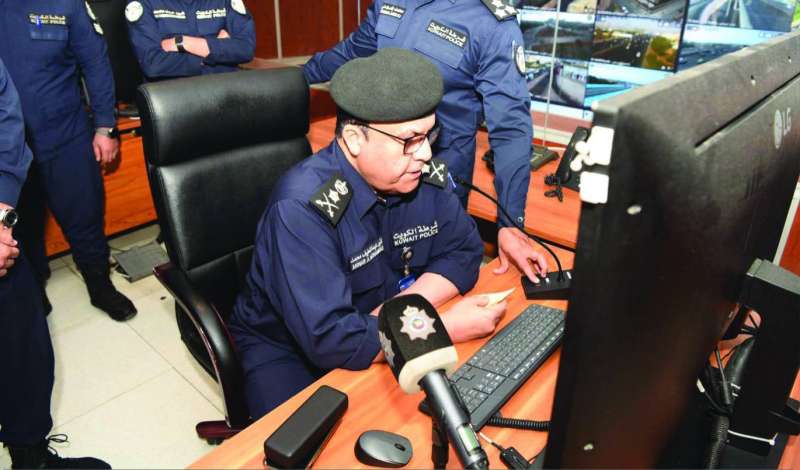 البرجس متابعا الوضع المروري في الشوارع من غرفة التحكم 