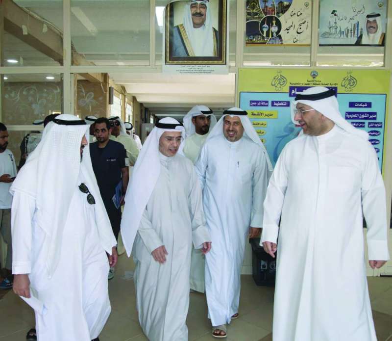 وزير التربية خلال جولته في إحدى المدارس