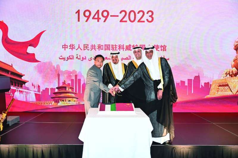 العبدالله والعيبان والجارالله يشاركون السفير الصيني قص قالب الحلوى (تصوير أسعد عبدالله)