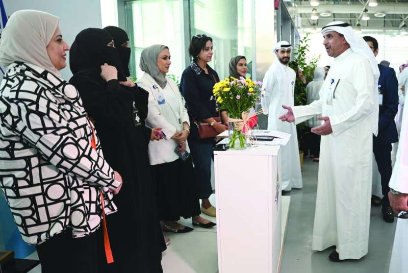 الفجام متفقداً معرض «نور أفكارك» (تصوير نايف العقلة)