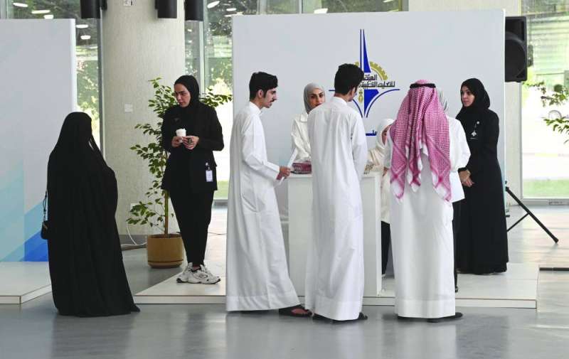 موظفو الهيئة يردون على استفسارات المستجدين