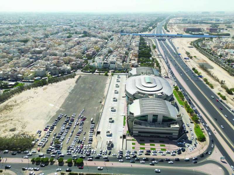 انسيابية في أحد مداخل المنطقة	(تصوير أسعد عبدالله) 