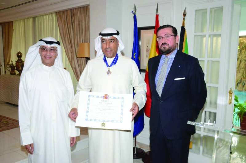 رزوقي بعد تقلّده الوسام والشهادة