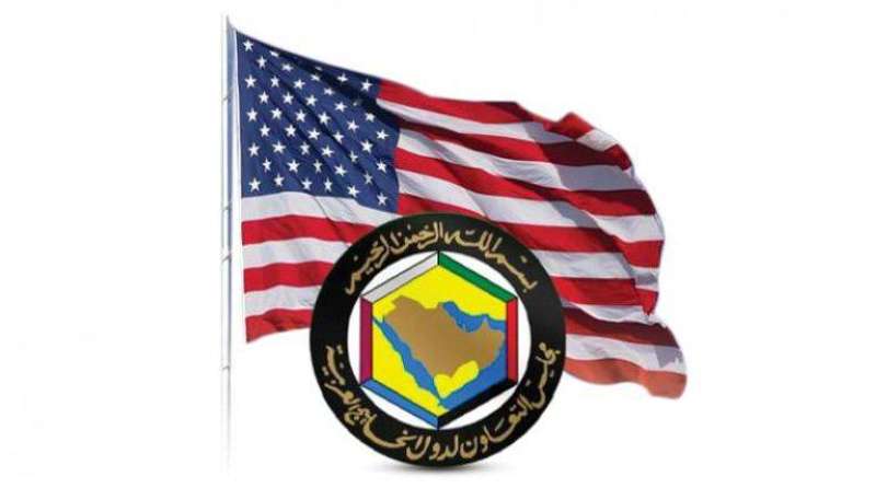 شعار مجلس التعاون الخليجي وعلم الولايات المتحدة