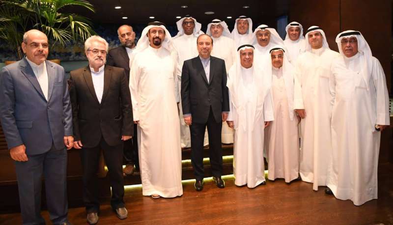 علي الخالد وتوتونجي يتوسطان أعضاء الرابطة وأركان السفارة
