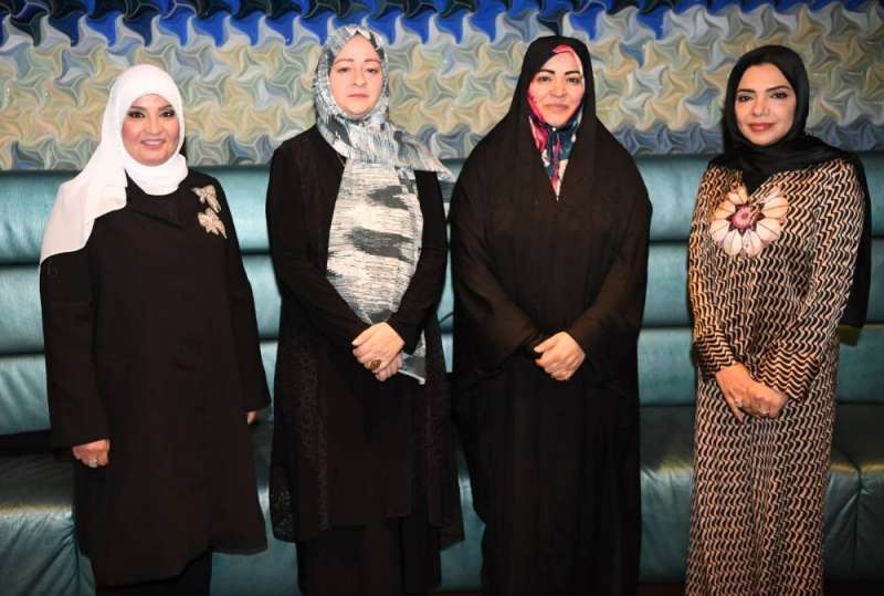 حرم السفير الإيراني والسيدة مريم هاشمي تتوسطان الشيخة فوزیة الصباح والدكتورة رابعة الجمعة