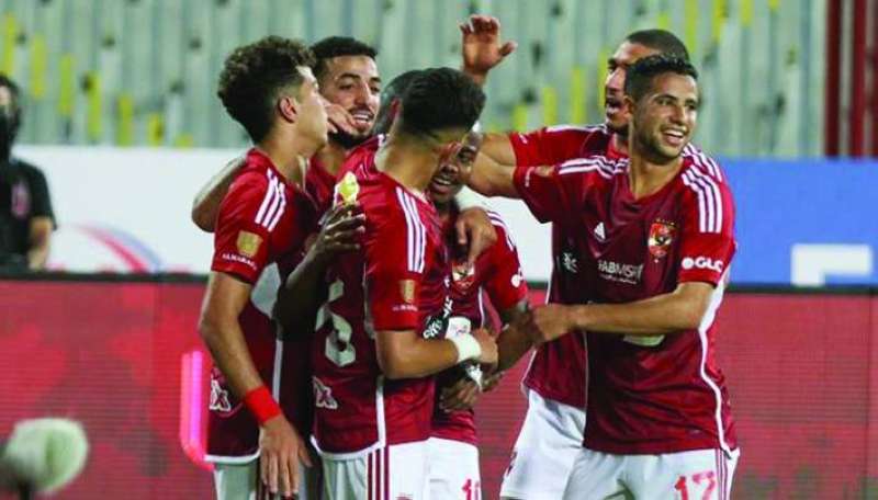 لاعبو الأهلي يحتفلون بأحد أهدافهم في مرمى المصري