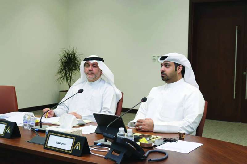 فهد العبدالجادر وحسن كمال خلال اجتماع اللجنة