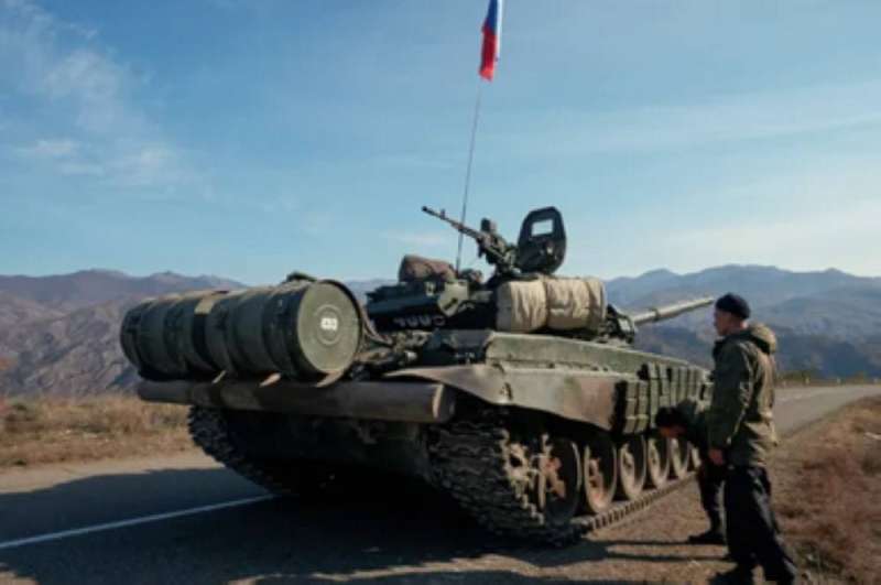 مدرعة تابعة لقوات حفظ السلام الروسية (رويترز)