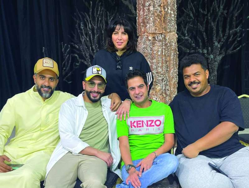 الزميل حمود العنزي مع فريق العمل 