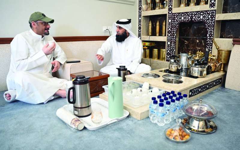 العازمي متحدثاً إلى الزميل ناصر الفرحان 