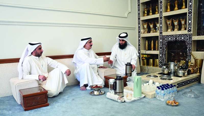 العازمي مستضيفاً مواطنين من أولياء الأمور 	 (تصوير نايف العقلة) 