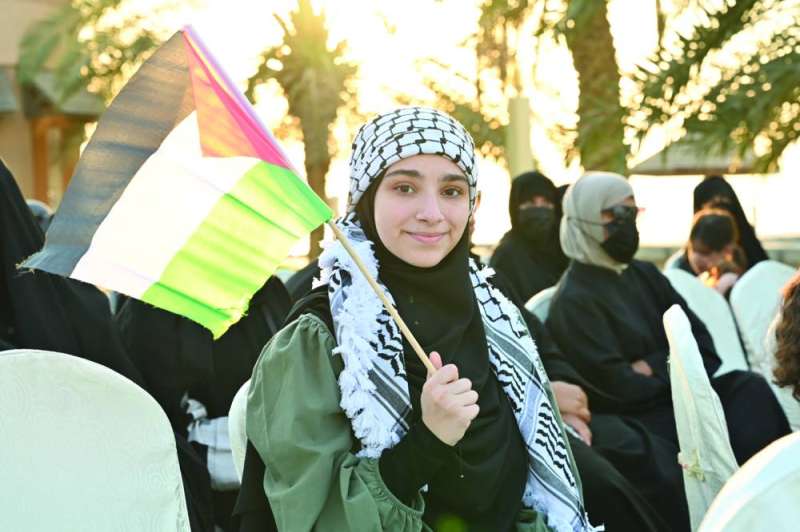 


فتاة ترفع علم فلسطين 