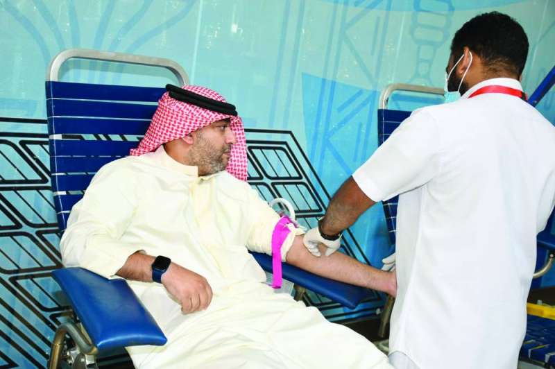 موظف في «الكهرباء» أثناء تبرعه بالدم