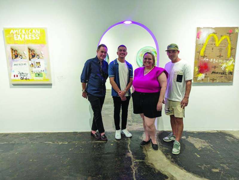 علمدار مع زوّاره 