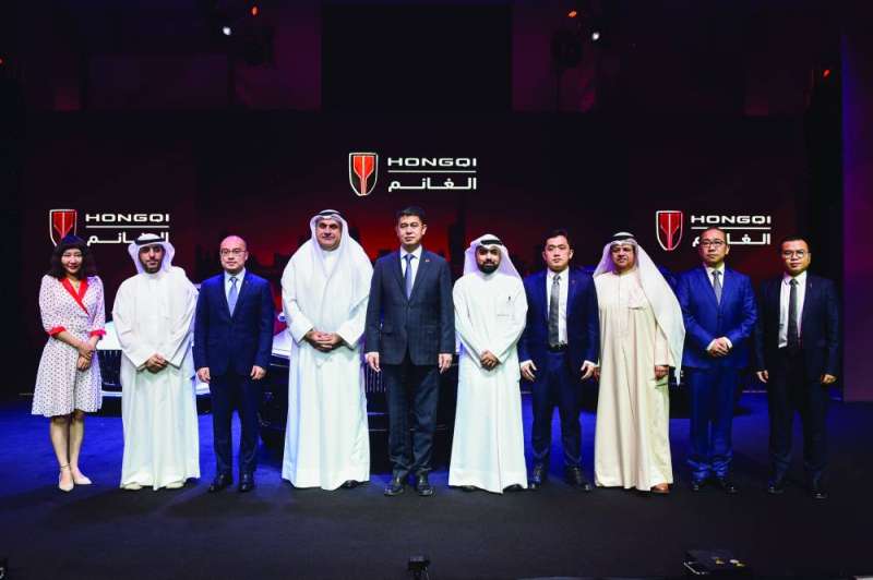 من اليمين: فينغ كونغ وليان يانينج ومحمد الدويهيس وجاو ليمين وعدنان عيدان وهو هانمينج ويوسف بهبهاني وزانج تشانج وأنس العتيقي وهو يو هوان