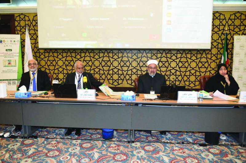 الجارالله والمتحدثون في افتتاح الندوة