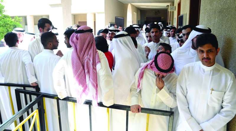 زحام طلابي في كلية الحقوق 	 (تصوير نايف العقلة) 