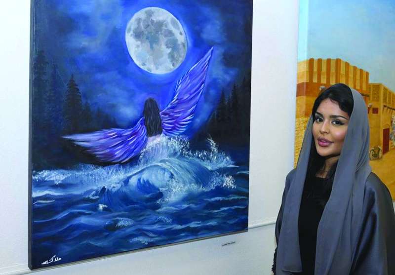 ملاك العجمي مع لوحتها 