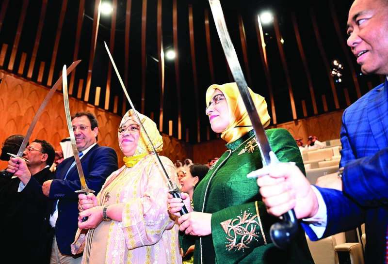 


سفيرتا إندونسيا وتركيا تشاركان في أداء العرضة 