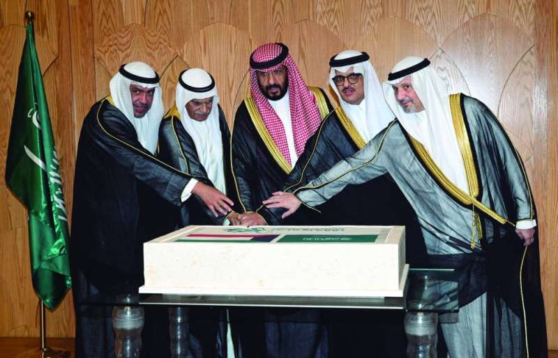 


السعدون والخالد والفهد وسالم الصباح يشاركون السفير السعودي قطع قالب الحلوى 	 (تصوير نايف العقلة) 