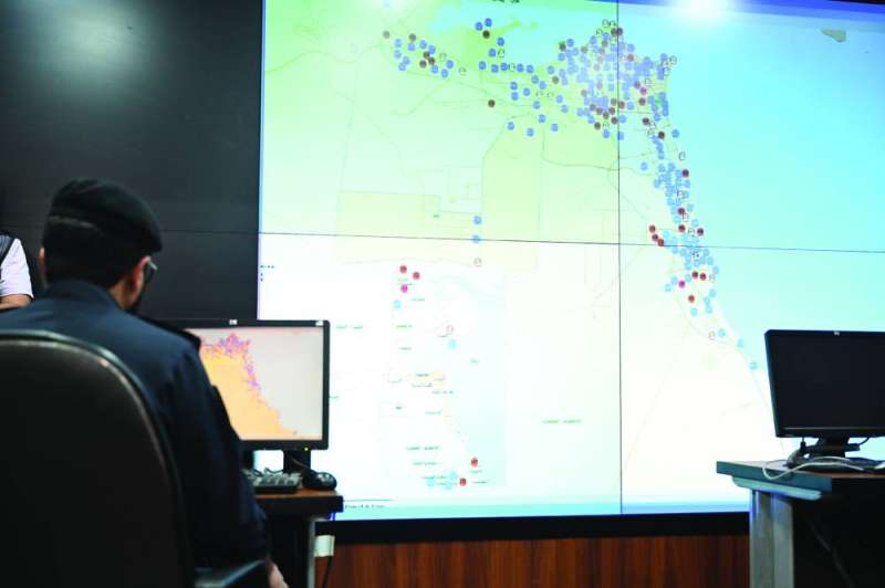 متابعة تشغيل صفارات الإنذار على الشاشة 	(تصوير أسعد عبدالله) 