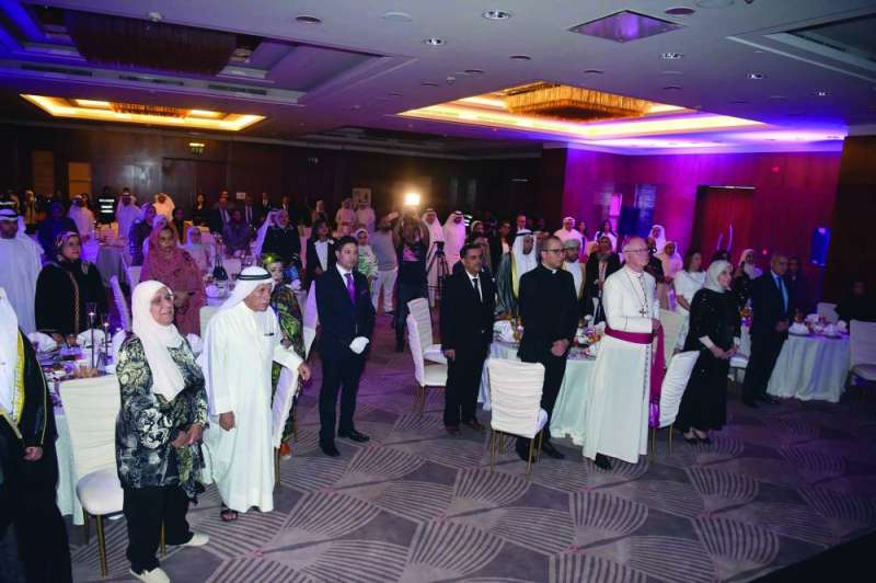 الحضور وقوفاً خلال عزف السلام الوطني