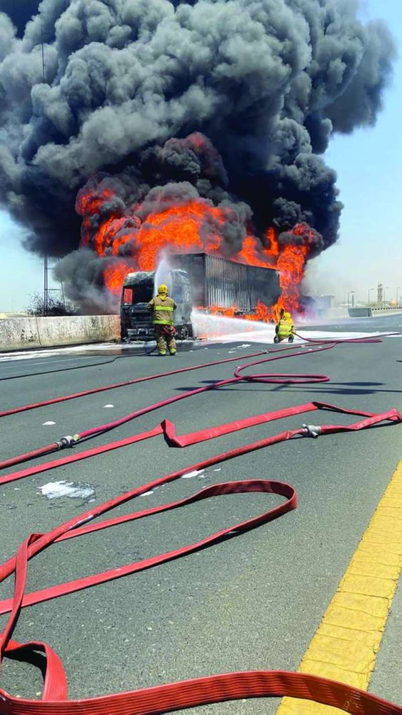 


إخماد حريق شاحنة 