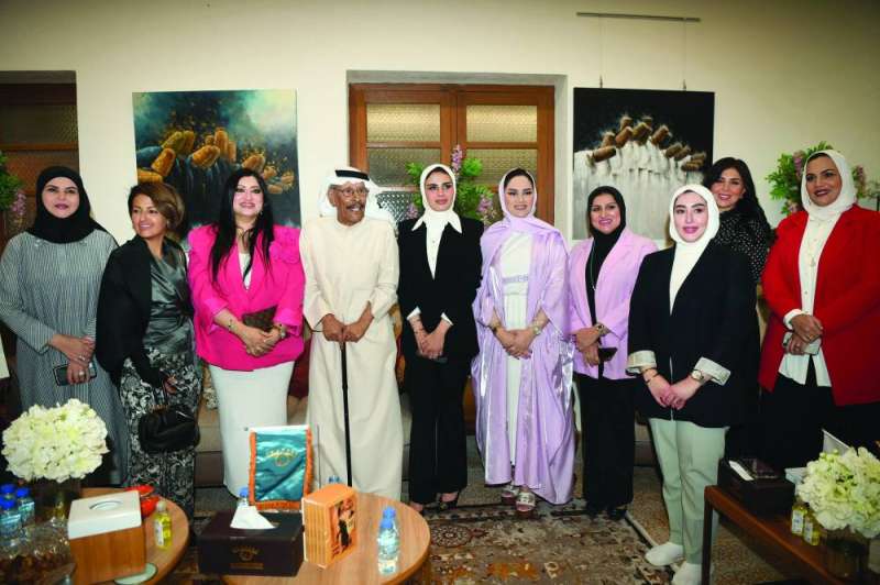 الحضور النسائي في لقطة تذكارية مع «شاعر الوطن» 