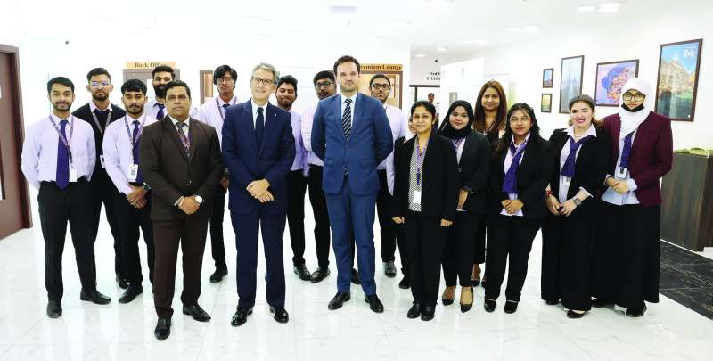 بالدوتشي متوسطاً العاملين في المركز