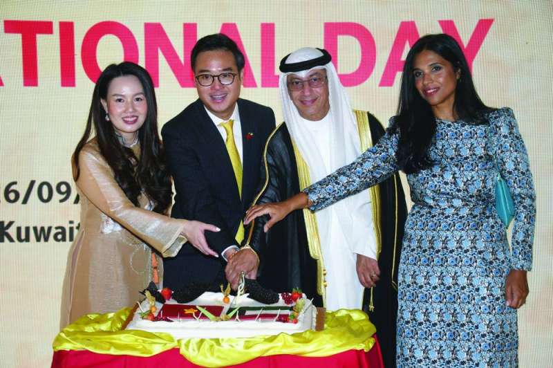 الدخيل مشاركاً السفير الفيتنامي قص قالب الحلوى