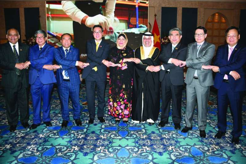 مجموعة من السفراء الآسيويين في الحفل