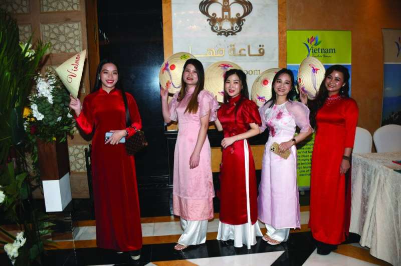 فتيات بالزي الشعبي 