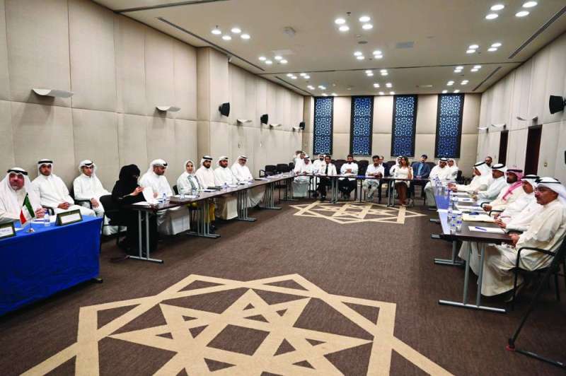 


ممثلو المحافظات الست مع موظفي الديوان الأميري خلال الاجتماع التنسيقي	 (تصوير أسعد عبدالله) 