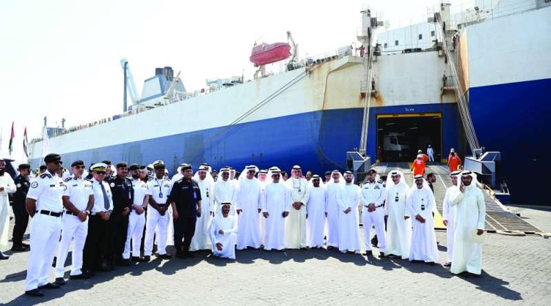 الشعلة والسفير الإماراتي ومسؤولو «الموانئ» والجمارك وطاقم السفينة الإماراتية