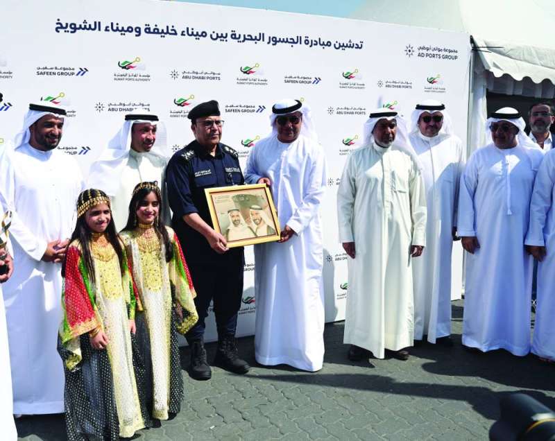 


وكيل الداخلية متسلماً درعاً تذكارية من السفير النيادي 