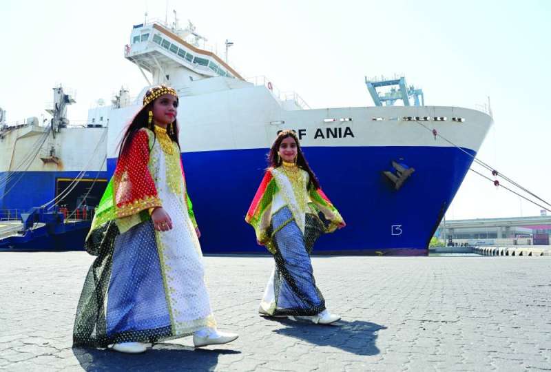 فتاتان بالزي التقليدي خلال حفل التدشين