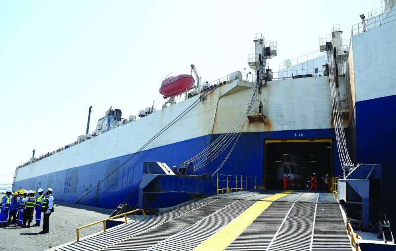 بوابة السفينة لإدخال البضائع المتدحرجة والعربات